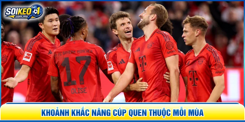 Khoảnh khắc nâng cúp quen thuộc mỗi mùa